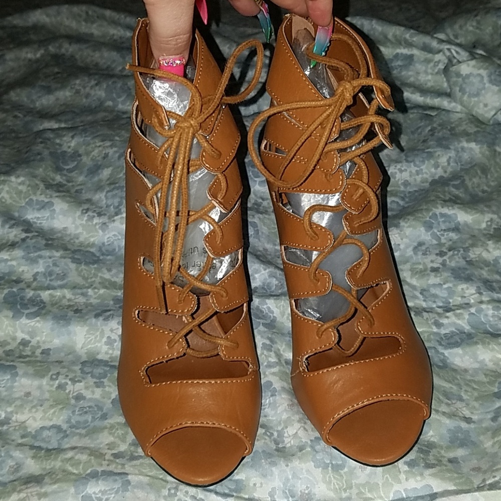 Shoes - Picture 2 of 4
